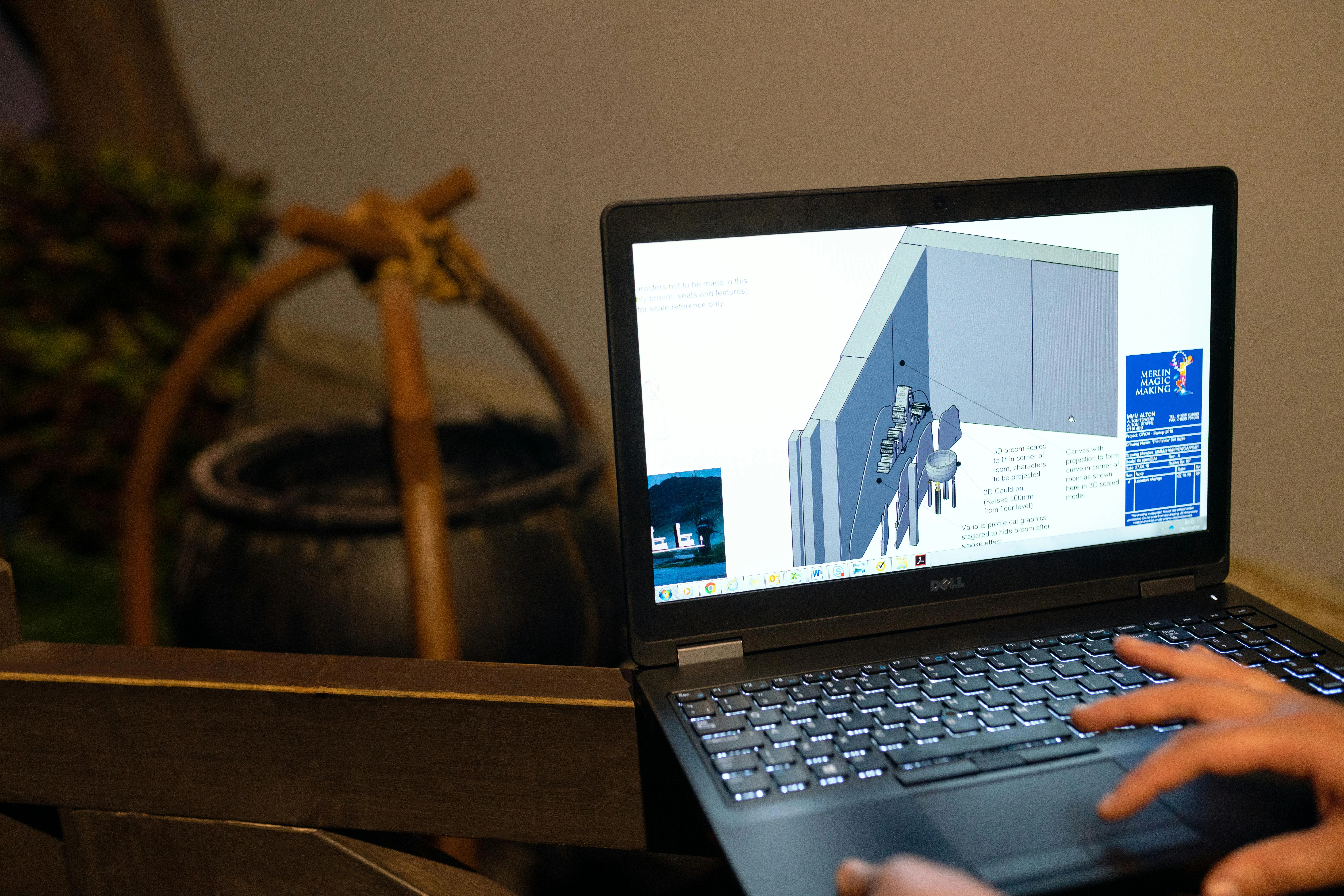 CAD modeline bakan bir mühendis