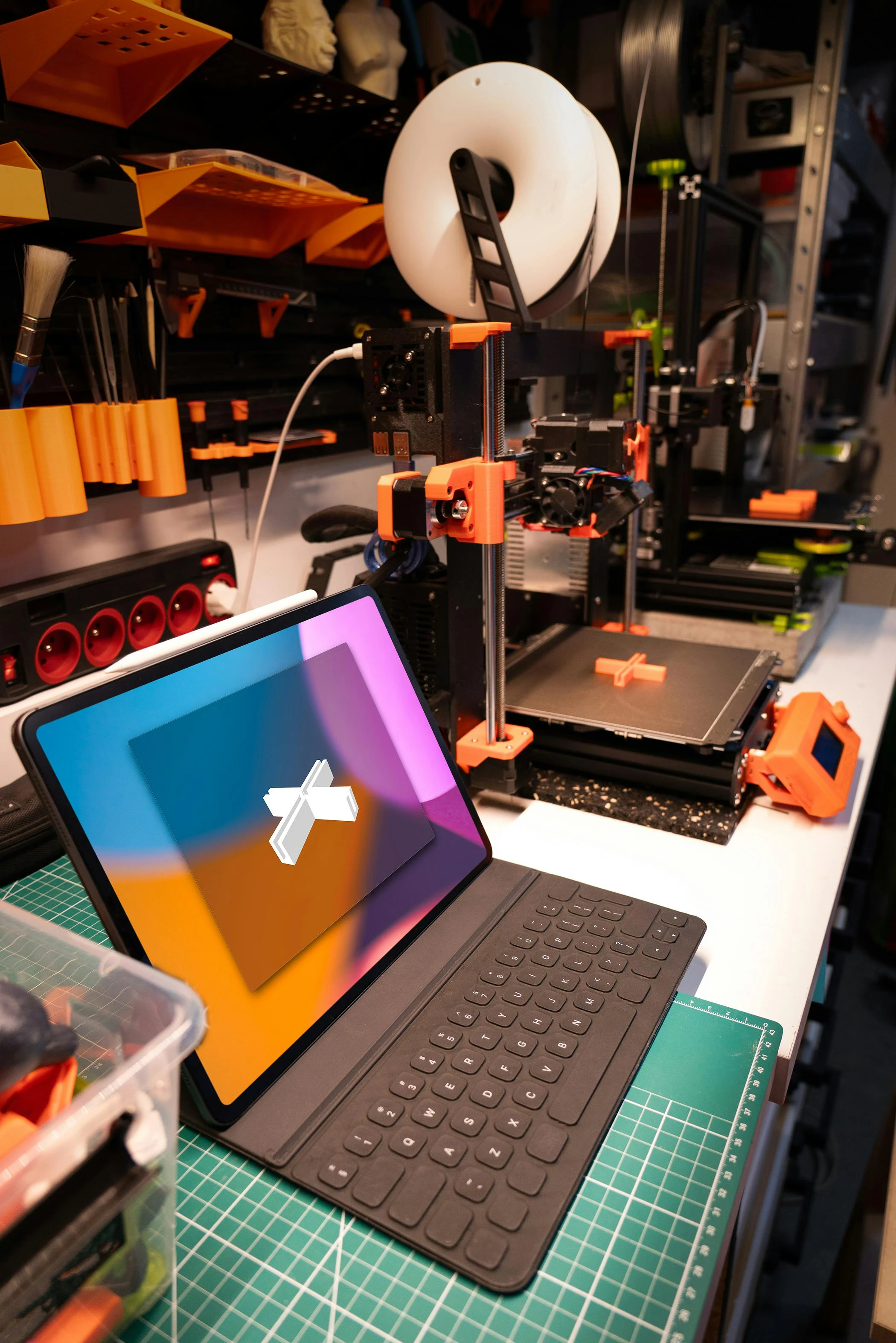 3D baskı stüdyosunda çalışan mühendisler
